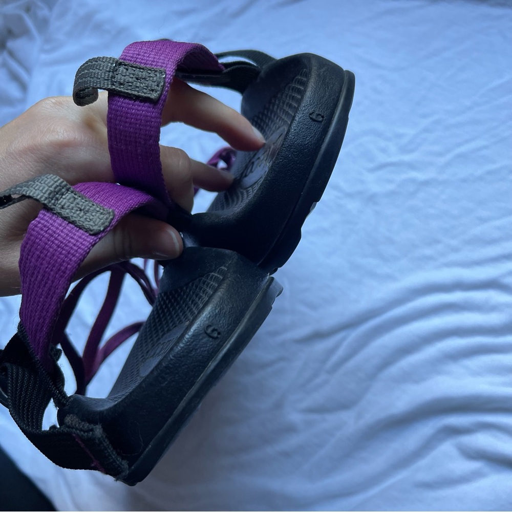 Chaco Black and Purple Strappy Sandals Outdoors Hiking Size 6 - Picture 2 of 3